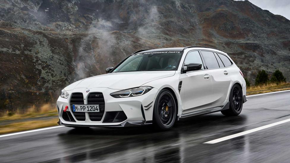 BMW M3 Touring con flange centrali dei dadi della ruota sotto la pioggia
