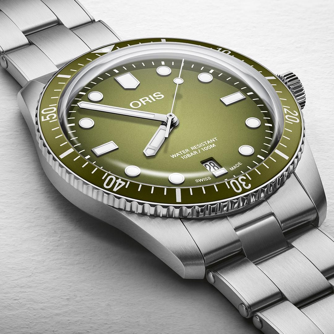 Oris Divers Sixty-Five Date 40 mm Forest Green ref. 01 733 7707 4057-07 8 20 18 side