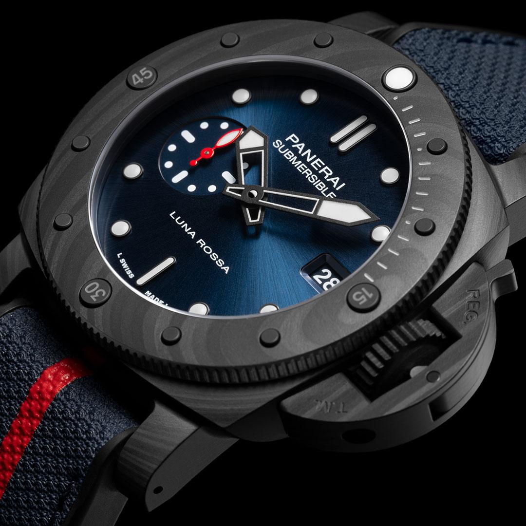 Panerai Submersible Luna Rossa Carbotech ref. PAM01563 side