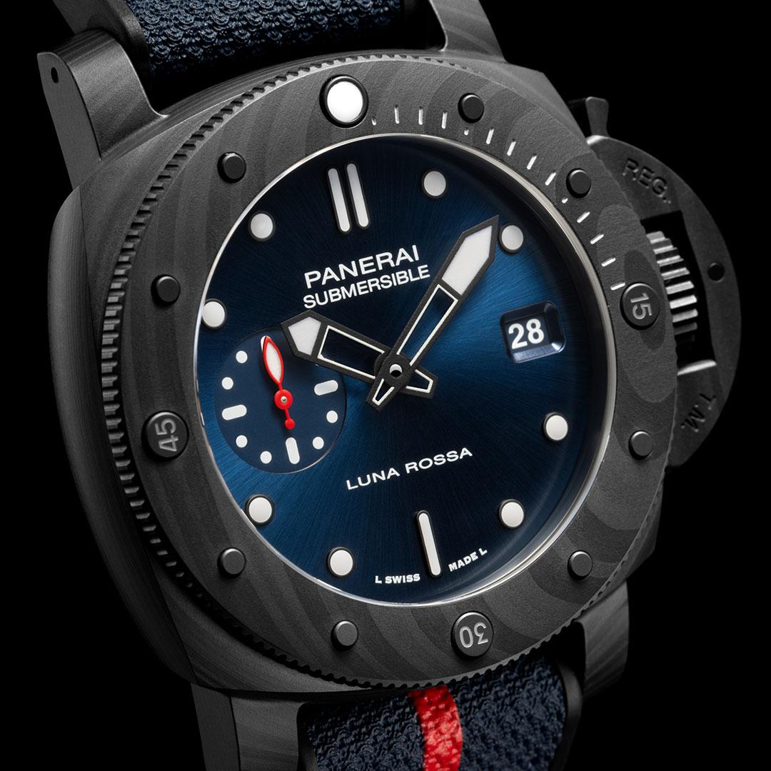 Panerai Submersible Luna Rossa Carbotech ref. PAM01563 top