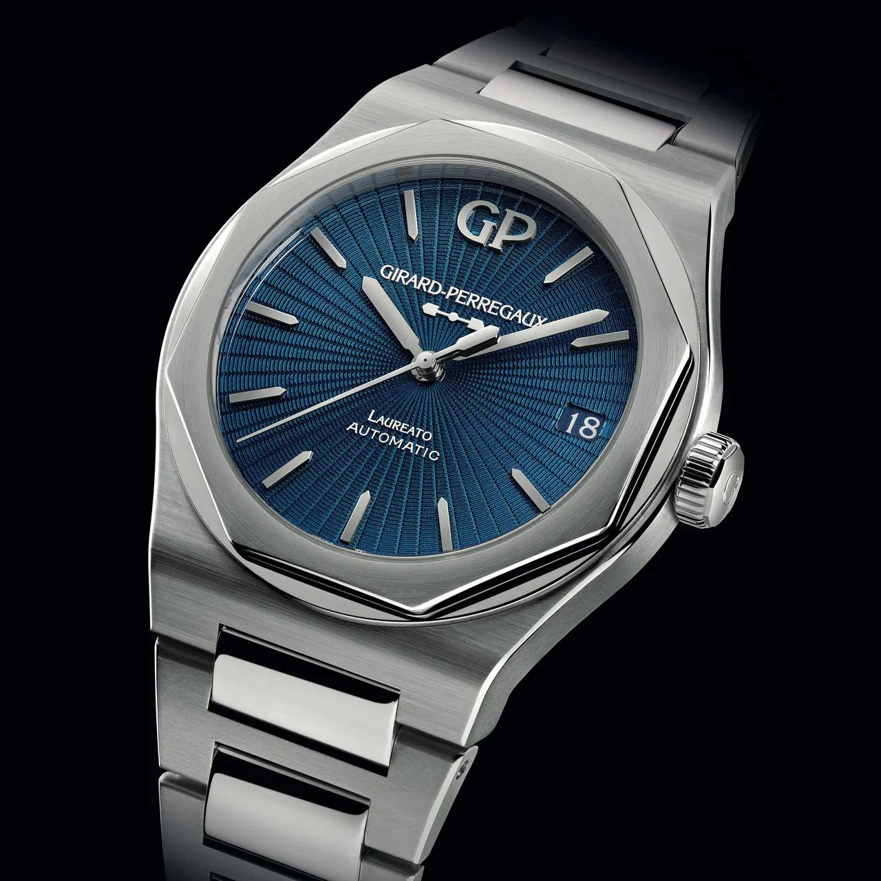 Girard-Perregaux Laureato Aiiro Japan Limited Edition ref. 81010-11-3310-1GM side