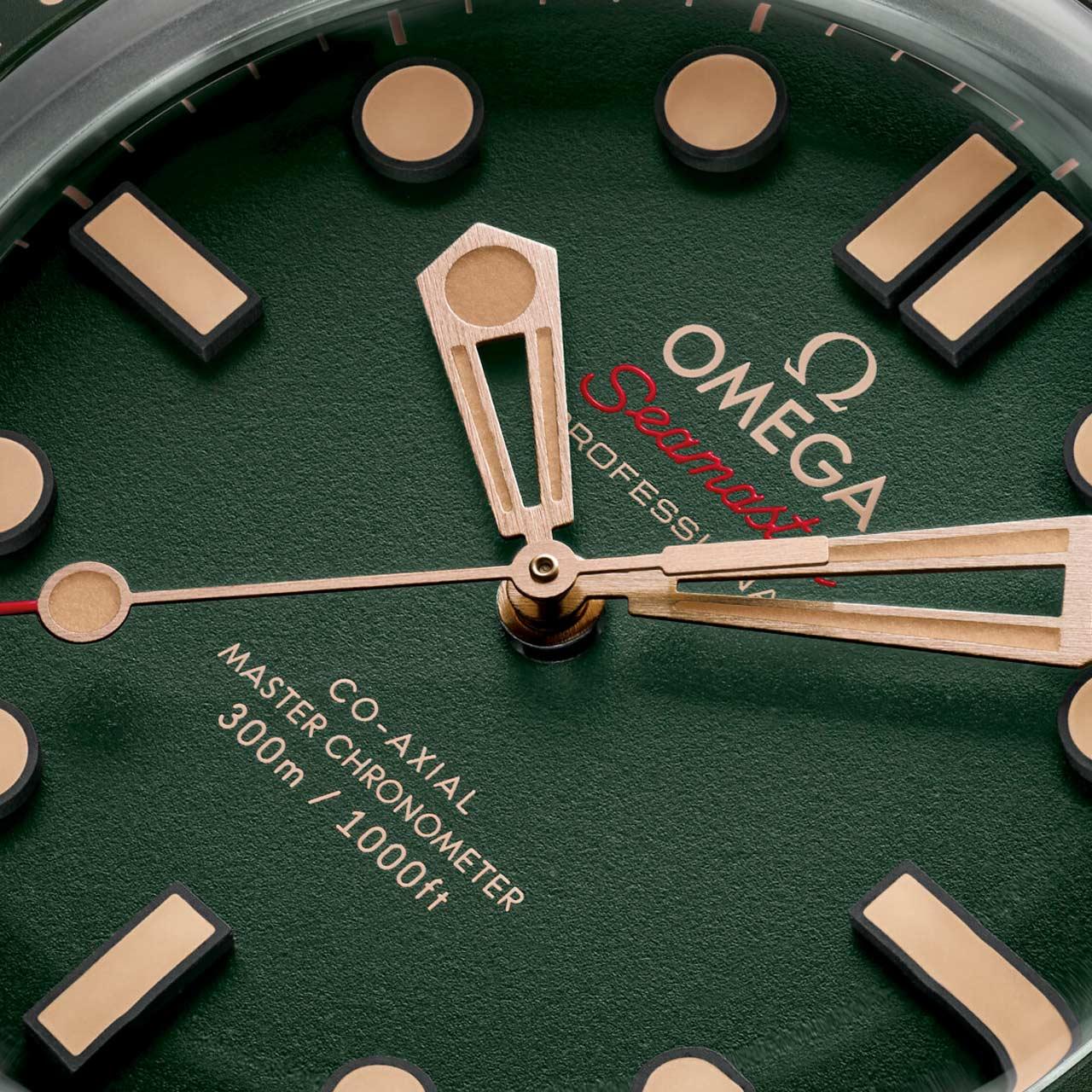 Omega Seamaster Diver 300M 42 mm Titanium - Bronze Gold ref. 210.90.42.20.10.001 dial detail